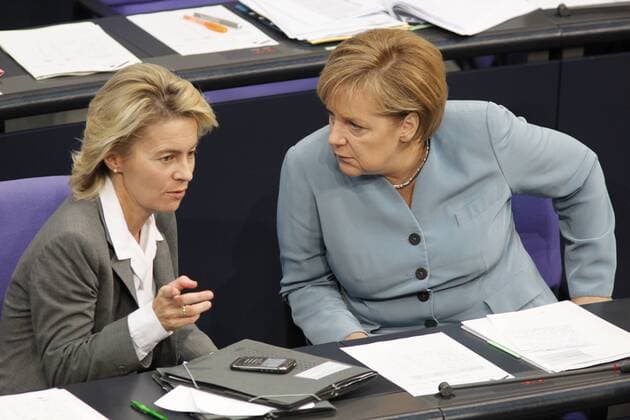Berlin - Bundestag Plenum Bundeshaushalt 2011, Dr. Ursula von der Leyen (L), Angela Merkel
