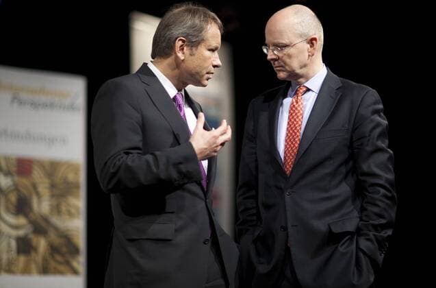 Deutschland, Berlin, Veranstaltung der Commerzbank im Tipi Zelt am Kanzleramt, Vorstandschef Martin Blessing (R) im Gespräch mit Berlins Finanzsenator Ulrich Nußbaum