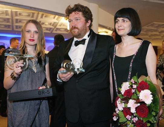 ITAR-TASS: MOSCOW, RUSSIA. SEPTEMBER 17, 2010. Filmmaker Valeriya Gay Germanika (L), The Woman of the Year, Afisha-Eda magazine s Editor-in-Chief Alexei Zimin, the Editor-in-Chief of the Year, at the annual GQ s Men of the Year awards ceremony at the Et Cetera Theatre.  RE0D7FC0