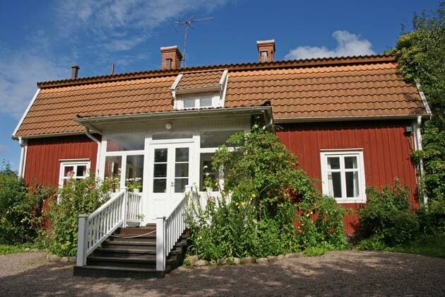 Astrid Lindgren Elternhaus Astrid Lindgrens Näs in Vimmerby: das Geburthaus Astrid Lindgrens. Hier wohnte die spätere Schriftstellerin, bis sie 18 war. 1965, inzwischen 58 Jahre alt, kaufte sie das Haus und verbrachte dort bis ins hohe Alter die Ferien