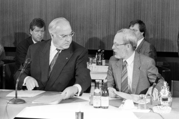 Bundeskanzler Helmut Kohl (li.) und Lothar de Maiziere (beide Deutschland CDU) während einer Präsidiumssitzung in Bonn