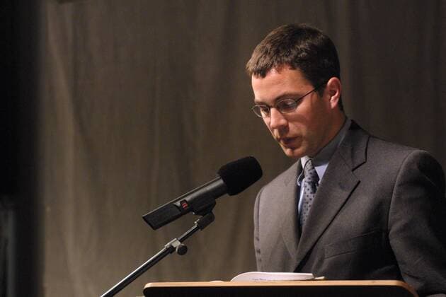 In den Regen gesprochen Moderator Max Dorner, Lektor (Stuttgart) bei der Lyrikperformance Literatur aus Slowenien II - In den Regen gesprochen am 29. 04.2003 in der Literaturwerkstatt Berlin.