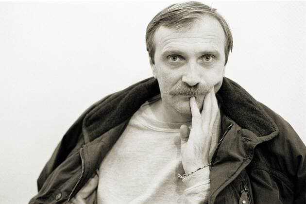 Schriftsteller Dzevad Karahasan fotografiert am 28.09.1993 in Berlin Geb. 1953 in Duvno, Bosnien-Herzegowina (ehem. Jugoslawien). Studium der Literatur- und Theaterwissenschaft. 1979 - 1986 Redakteur der Zeitschrift Odjek in Sarajewo, dort 1986 - 1993 Professor für Dramaturgie und Theatergeschichte, 1989 - 1992 Hauptredakteur der Zeitschrift Izraz . Ab 1994 Gastprofessor und Stipendiat in Salzburg, Berlin, Göttingen und Graz. Werke: Der östliche Divan (1993), Tagebuch der Aussiedlung (1993); Al-Mukaffa (1994); Königslegenden (1996), Schahrijars Ring (1997); Die Fragen an den Kalender (1999); Sara und Serafina (2000); Das Buch der Gärten (2002).