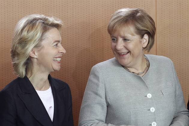 Berlin 36. Kabinettssitzung im Bundeskanzleramt Foto: v.l.n.r. Bundesarbeitsministerin Ursula von der Leyen, CDU und Bundeskanzlerin Angela Merkel, CDU.