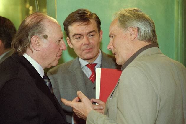 Imre Kertesz (L) im Gespräch mit Tilman Krause DIE WELT(m.) und dem Autor Hans Christoph Buch (r.) in Berlin