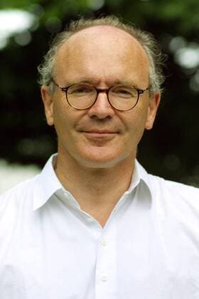 Sommerfest Wiepersdorf Der Schriftsteller Martin Mosebach auf dem diesjaehrigen Sommerfest des Kuenstlerhauses Schloss Wiepersdorf am 15.07.2001, das zu einem Programm aus Lesungen, Ausstellungen, Performances, Kindertheater und Musik einlaedt.