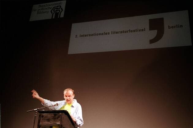 Dzevad Karahasan Der bosnische Autor Dzevad Karahasan hält einen Vortrag zur Eröffnung des 2. Internationalen Literaturfestivals im Berliner Ensemble am 10.09.2002.