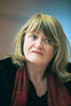 Die Autorin Alice Schwarzer (Kiepenheuer & Witsch, Droemer Knaur TB) bei der Leipziger Buchmesse auf dem Neuen Messegelände am 23.03.2002. Bei ener Talkrunde, organisiert von der Literarischen Welt , traf sie das erste mal persönlich mit der amerikanischen Kritikerin und Schriftstellerin Susan Sontag zusammen.