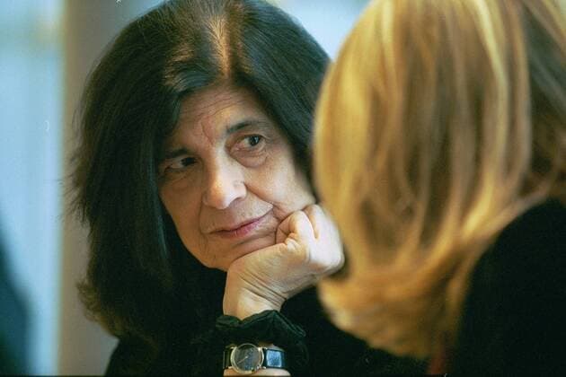 Die amerikanische Kritikerin und Autorin Susan Sontag (Hanser, Fischer TB, Schirmer & Mosel) bei der Leipziger Buchmesse auf dem Neuen Messegelände am 23.03.2002. Bei ener Talkrunde, organisiert von der Literarischen Welt , traf sie das erste mal persönlich mit der Feminstin und Schriftstellerin Alice Schwarzer (R) zusammen.
