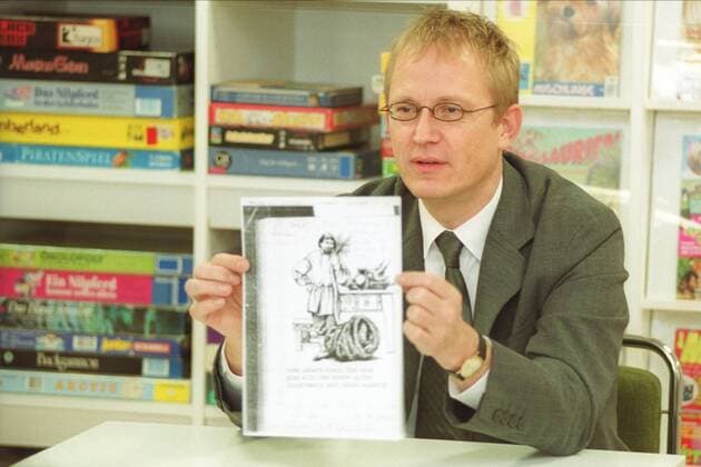 Gesicht zeigen - Stephan Andreas Casdorff, stellvertretender Chefredakteur der Tageszeitung Der Tagesspiegel liest am 14.11.2002 vor Grundschülern russische Märchen in der Heinrich-Heine-Bibliothek in Berlin-Mitte. Die Lesung fand im Rahmen der 13. Berliner Märchentage statt, die in diesem Jahr Russland gewidmet sind.