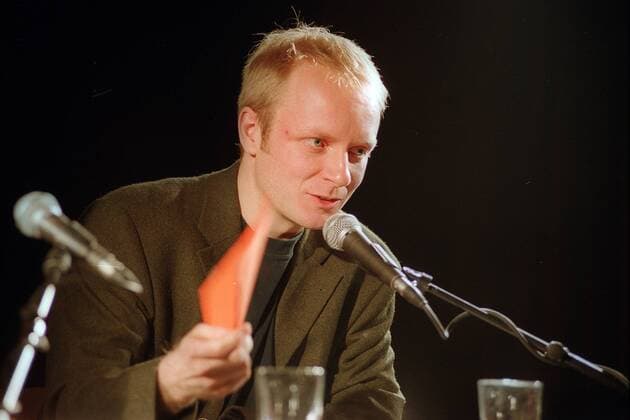 Der Autor Jochen Schmidt bei der Veranstaltung Avtory! Avtory! (Autoren! Autoren!) eine Lesung im Rahmen der Werkstatt junger russischer und deutscher Autoren am 23.11.2002 im Roten Salon der Volksbühne in Berlin-Mitte.