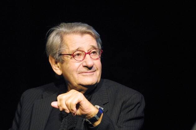 Berliner Lektionen Der Fotograf Helmut Newton (Deutschland, Australien) bei der Präsentation seiner Autobiographie am 20.10.2002 im Rahmen der Berliner Lektionen , einer Veranstaltungsreihe der Bertelsmann AG und der Berliner Festspiele GmbH, im Berliner Renaissance Theater.
