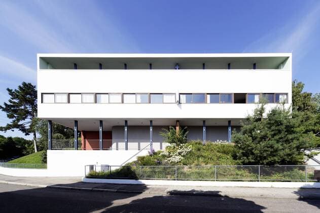 DEU; Deutschland, Stuttgart, 05.09.2010: Weissenhofmuseum im Haus Le Corbusier auf dem Stuttgarter Killesberg. 2002 erwarb die Stadt vom Bund ein zur Siedlung gehörendes Doppelhaus von Le Corbusier und Pierre Jeanneret. Am 25. Oktober 2006 wurde in dem Gebäude nach drei Jahren originalgetreuer Sanierung das Weissenhofmuseum mit historischen Dokumenten und Architektur-Modellen eröffnet. --- Die Weissenhofsiedlung in Stuttgart wurde 1927 vom Deutschen Werkbund unter der Leitung von Ludwig Mies van der Rohe von führenden Vertretern des Neuen Bauens errichtet, teilweise unter Verwendung experimenteller Materialien. Sie war das damals bedeutendste Beispiel für modernes Bauen.