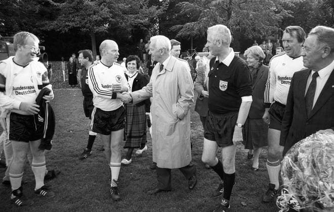 Bundespräsident Richard von Weizsäcker (Mitte, Deutschland CDU) übernimmt den Anstoß bei einem Fußballspiel daneben (L) Peter Struck (Deutschland SPD), (R) Schiedsrichter Walter Eschweiler
