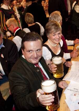Cannstatt, Volksfest - Stefan Mappus mit Ehefrau Susanne Verweyen-Mappus (beide li.)