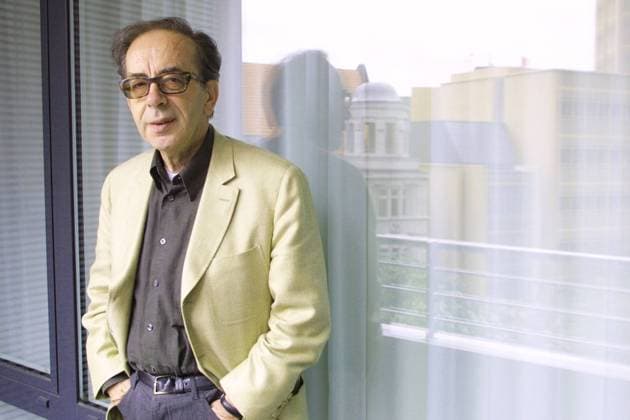 literaturWERKstatt berlin Ismail Kadare Autor am Potsdamer Platz in Berlin gegenüber des historischen Weinhaus Hut. Fotografiert am 06.07.2003