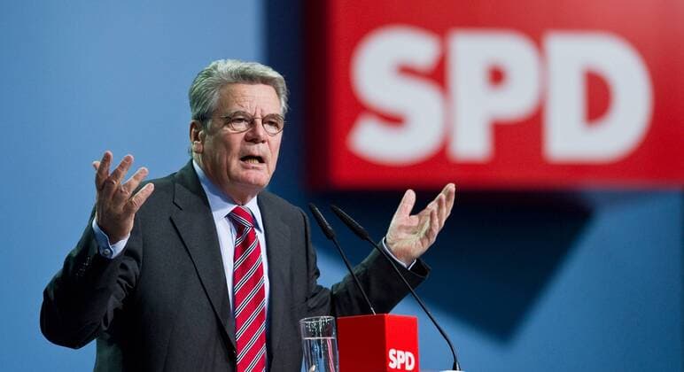 Joachim GAUCK während seiner Rede auf dem Podium. Ausserordentlicher SPD-Bundesparteitag in Berlin.