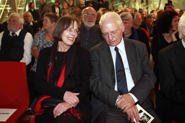 Trauerfeier für Bärbel Bohley (25.09.2010) in Berlin in der Akademie der Künste: Im Bild Jens Reich und Katja Havemann .