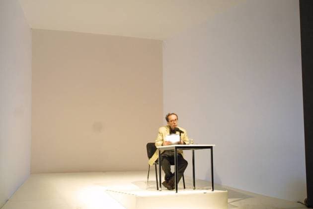 Weltklang Der Lyriker Ismail Kadare (Albanien) bei der open air Lesung Weltklang - Nacht der Poesie am 05.07.2003 auf dem Potsdamer Platz. Lyriker aus zehn Ländern haben ihre Werke in der Originalsprache, ohne Übersetzung gelesen. Dem Verständnis der Worte diente ein eigens für diesen Abend veröffentlichtes Buch, in dem die Gedichte mitgelesen werden konnten.
