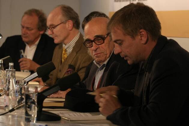 westöstlicherdiwan - Literarische Begegnung: Edwar al-Charrat ( Ägypten Kairo ) ( 2.v.re. im Bild ) und Martin Mosebach ( 2.v.li. im Bild ) ( Frankfurt am Main ) im Haus der Berliner Festspiele, Moderation Joachim Sartorius ( li. im Bild ) ( Berlin ). Fotografiert am 28. 05. 2004