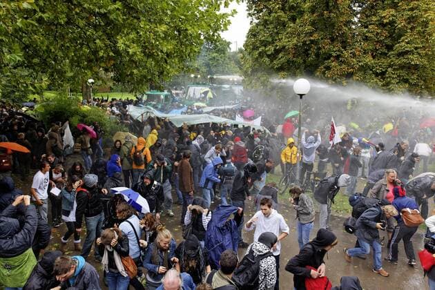 30.09.2010 - Baustelle Stuttgart 21: Nachdem der Nordflügel abgerissen ist, sollen noch in dieser Nacht die ersten Bäume im Schlossgarten fallen. Mit Wasserwerfern und unter Einsatz von Tränengas räumten Hunderte von Polizisten die Parkanlage mit alten Bäumen. Rund 300 von ihnen sollen für das umstrittene Bahnprojekt Stuttgart 21 fallen. Tausende von Projektgegnern stellten sich der Polizei bei der Räumung in den Weg.