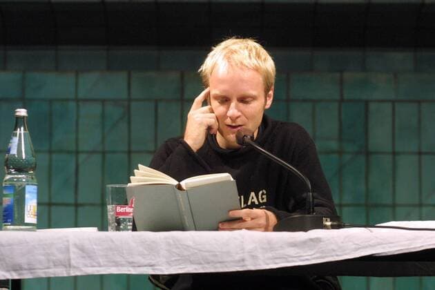 Der Autor Jochen Schmidt liest bei der Literaturnacht im Stadtbad Oderberger Straße Literaturvergnügen statt Badespaß , präsentiert von der Neuen Gesellschaft für Literatur, am 27.09.2002 in Berlin Prenzlauer Berg.