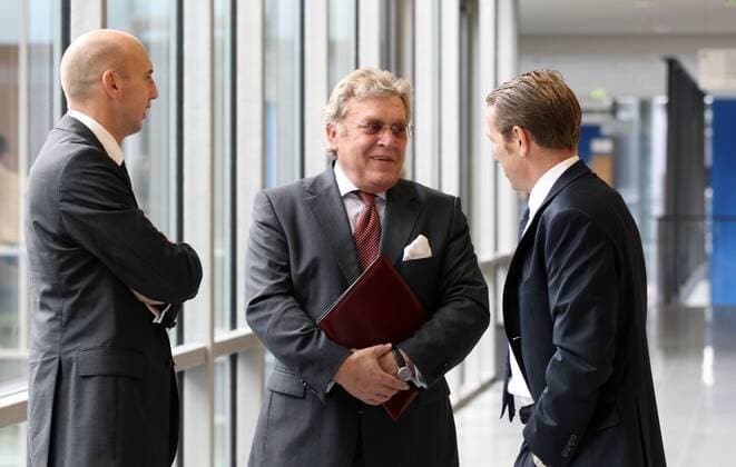 Jena, Oberlandesgericht Jena , Prozess Dirma Mitec gegen Ford im Bild: Dr. Ing. Michael Militzer Geschäftsführer Mitec (Mitte) mit seinen Anwälten
