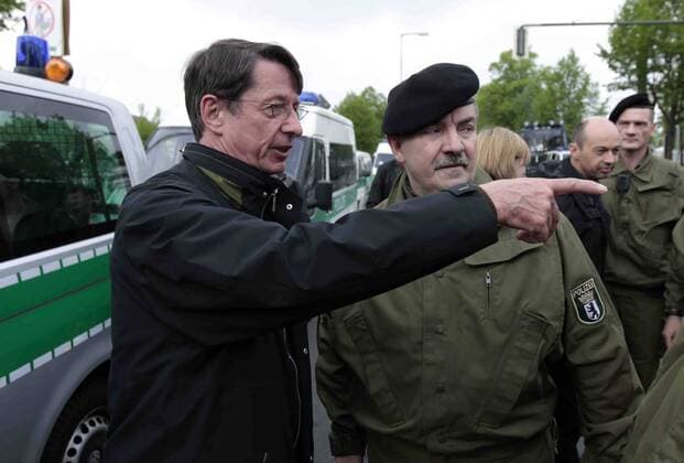 NPD Kundgebung am Samstag (01.05.2010) in Berlin an der Bornholmer Brücke und linke Gegenwehr: Innensenator Ehrhart Körting und Michael Knape, Direktor beim Polizeipräsidenten.