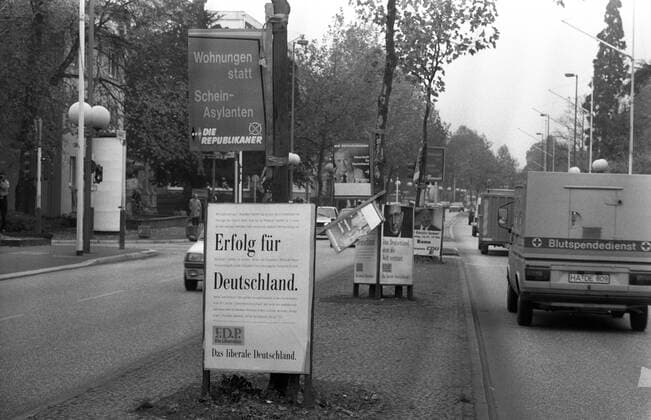 Wahlplakate von FDP und Republikaner in Bonn