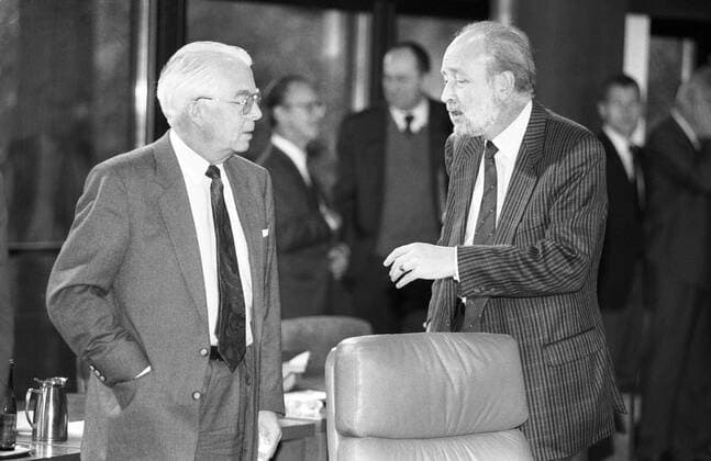 Hans Neusel (li., Deutschland CDU) und Hans Engelhardt (FDP) während einer Kabinettssitzung in Bonn