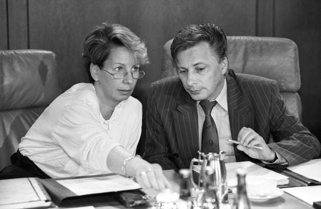 Sabine Bergmann-Pohl (Deutschland CDU) und Rainer Ortleb (Deutschland FDP) während einer Kabinettssitzung in Bonn