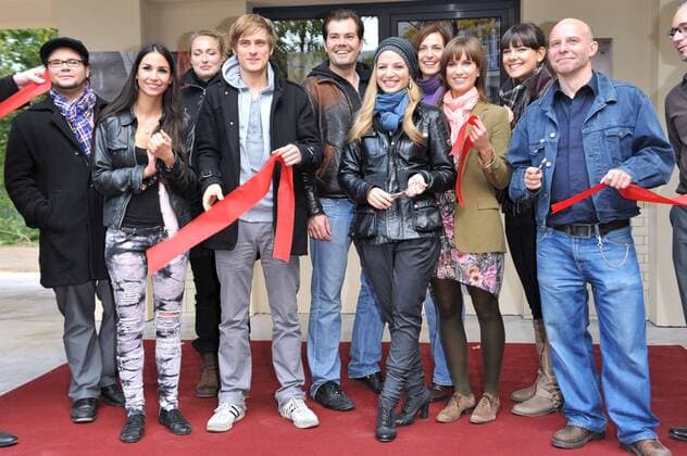 V.l.n.r.: Die Hauptdarsteller Thomas Drechsel, Sila Sahin, Eva Mona Rodekirchen, Jörn Schlönvoigt,Daniel Fehlow, Susan Sideropoulos, Ulrike Frank, Isabell Horn und Janina Uhse beim Fototermin zur Einweihung vom neuen Außenset der RTL-Serie Gute Zeiten, schlechte Zeiten in Berlin am 06.10.2010 GZSZ - neue Aussenkulisse 2010 