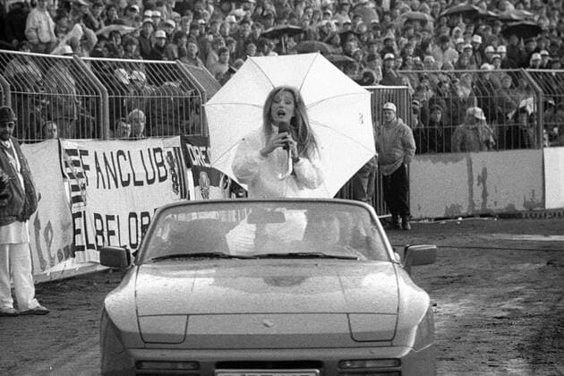 Sängerin Veronika Fischer singt aus einem Cabriolet heraus während der BILD-Fußball-Gala in Dresden