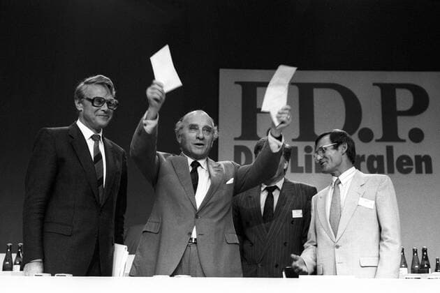 Beitrittserklärung der drei liberalen Parteien der DDR zur FPD Otto Graf Lambsdorff (2L, Deutschland FDP-Bundesvorsitzender) mit deren Vorsitzenden (L-R) Bruno Menzel, Rainer Ortleb und Lothar Ramin auf dem FDP-Vereinigungsparteitag in Hannover