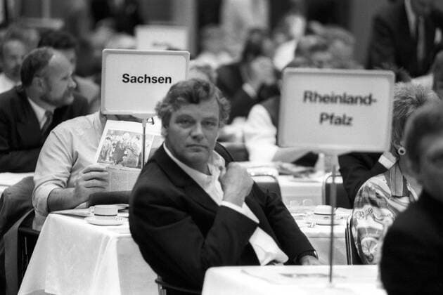 Parteimitglied aus Rheinland-Pfalz vor Neu-Mitgliedern aus Sachsen auf dem FDP-Vereinigungsparteitag in Hannover