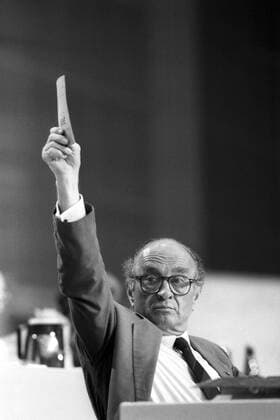 Otto Graf Lambsdorff (Deutschland FDP-Bundesvorsitzender) während einer Abstimmung auf dem FDP-Vereinigungsparteitag in Hannover