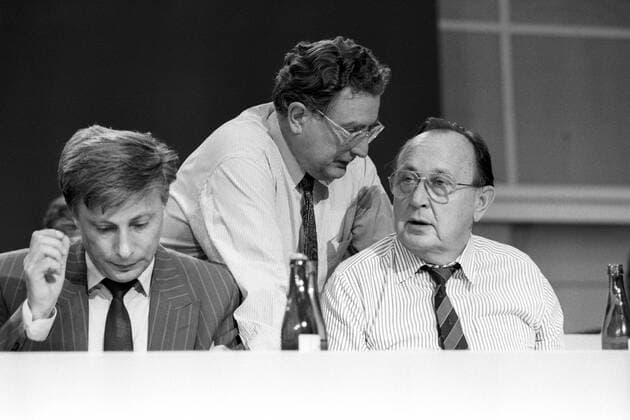 Rainer Ortleb (L) und Außenminister Hans-Dietrich Genscher (R, beide Deutschland FDP) im Gespräch mit einem Parteikollegen auf dem FDP-Vereinigungsparteitag in Hannover