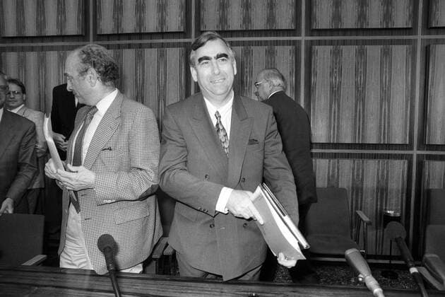 Otto Graf Lambsdorff (L, Deutschland FDP-Bundesvorsitzender) und Finanzminister Theo Waigel (Deutschland CSU) während einer Pressekonferenz zu einem möglichen vorgezogenen Wahltermin für die Bundestagswahl 1990 in Bonn