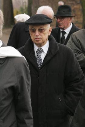 Beisetzung des früheren Spionagechefs der DDR, Markus Wolf, in Berlin auf dem Zentralfriedhof Friedrichsfelde: Rechtsanwalt Friedrich Wolff, war über 20 Jahre Vorsitzender des Berliner Anwaltskollegiums in der DDR. Wolff wurde vor allem durch seine Sendereihe Alles was Recht ist in den 1980er Jahren im Fernsehen der DDR prominent. Er war Strafverteidiger in vielen grossen Prozessen, wie die Prozesse gegen Beteiligte des Aufstandes vom 17. Juni 1953, gegen den Kulturfunktionär Walter Janka, gegen Nazi- und Kriegsverbrecher wie Hans Globke (Ostberliner Schauprozeß in Abwesenheit). Er war auch der Strafverteidiger für Günter Guillaume. Im vereinigten Deutschland verteidigte er viele ehemalige SED-Grössen wie Hermann Axen, Hans Modrow und Erich Honecker (laut Wikipedia).