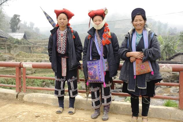 IMAGO Cultures of the world, Schwarze Hmong in Nordvietnam Zwei Red Dzao Frauen und eine Black Hmong Frau Lao Chai (Vietnam)