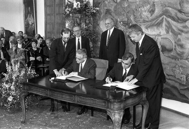Theo Waigel (sitzend re., Deutschland CSU) und Walter Romberg (DDR SPD) - Unterzeichnung des Staatsvertrags BRD-DDR in Bonn