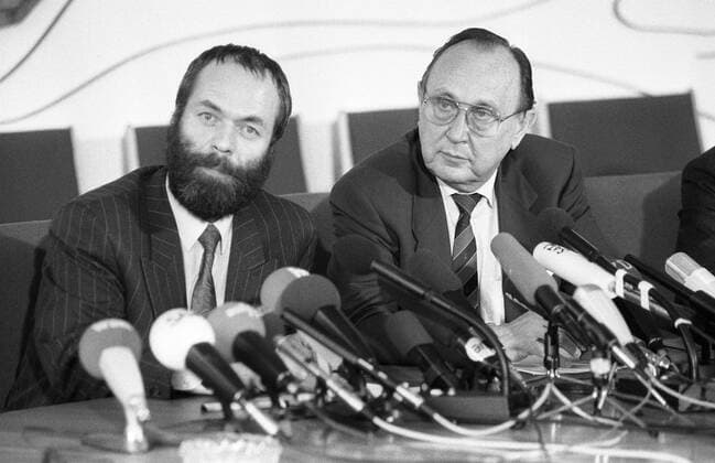 Außenminister Markus Meckel (li., DDR SPD) und Hans-Dietrich Genscher (BRD FDP) während einer Pressekonferenz in Bonn