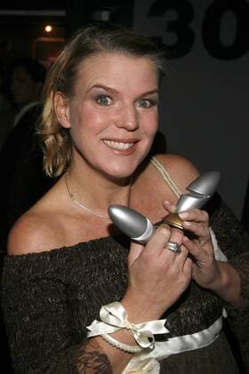 Die dreifache Preisträgerin Mirja BOES präsentiert ihren Preis, Verleihung des Deutschen Comedy-Preises Deutscher Comedypreis 2010 in Köln, 14.10.2010. ACHTUNG, SPERRFRIST FUER DIE VEROEFFENTLICHUNG: Freitag, 15. Oktober 2010 24 Uhr.