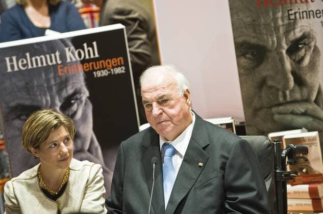 Helmut KOHL, Deutschland, ehemaliger Bundeskanzler, mit seiner Frau Maike Kohl-Richter und dem Buch Helmut Kohl Erinnerungen, Buchpräsentation, am 08.10.2010 Frankfurter Buchmesse 2010 vom 06.10 - 10.10.2009 in Frankfurt Main