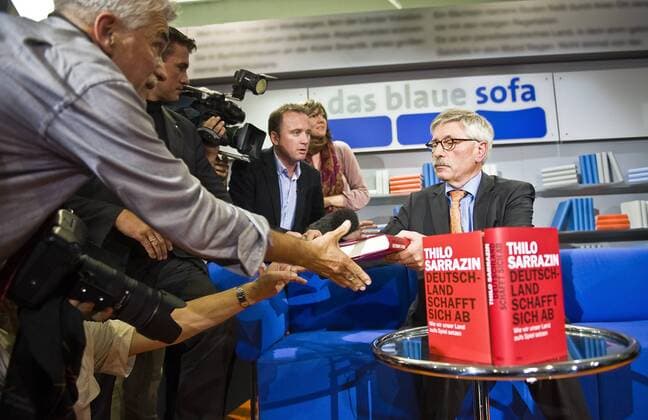 Thilo SARRAZIN, signiert Bücher, Hände strecken sich nach ihm, Medien, Interesse, davor sein Buch Deutschland schafft sich ab: Wie wir unser Land aufs Spiel setzen , am 08.10.2010 Frankfurter Buchmesse 2010 vom 06.10 - 10.10.2009 in Frankfurt Main