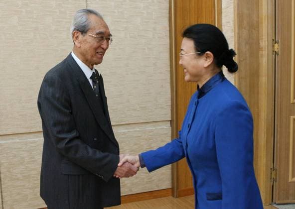 (101020) -- PYONGYANG, Oct. 20, 2010 (Xinhua) -- Kim Ki Nam (L), member of the Political Bureau and secretary of the Central Committee of the Workers Party of Korea, shakes hands with Ma Li, vice Editor in Chief of China s People Daily, during the visit of People s Daily s Delegation to the Democratic People s Republic of Korea (DPRK) in Pyongyang, capital of DPRK, Oct. 20, 2010.(Xinhua Yao Ximeng) (zf) DPRK-CHINA-PEOPLE S DAILY-VISIT 