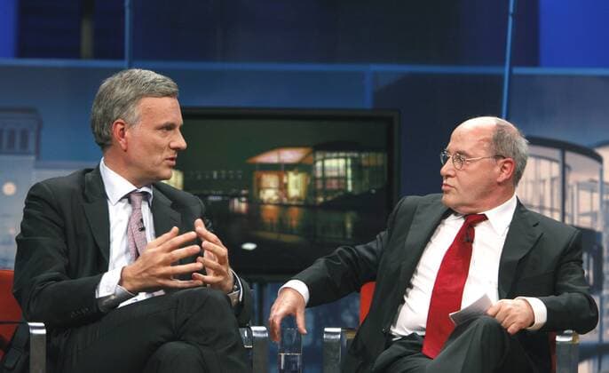 Stephan Schwarz (Unternehmer, Präsident der Handwerkskammer Berlin) mit Gregor Gysi (Die Linke, Fraktionsvorsitzender) in der Talk-Show Maybrit Illner am 21.10.2010 in Berlin Thema der Sendung: Die Hartz-Falle - Einmal drin und nie wieder raus?