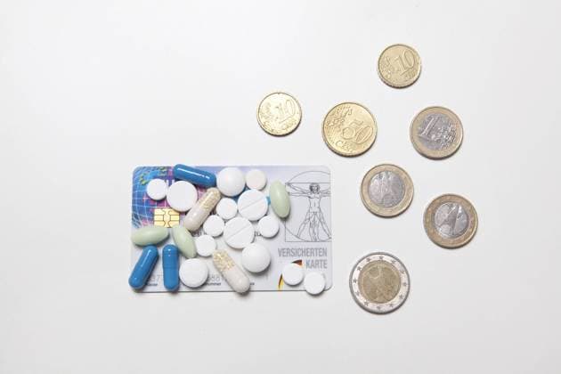  Versichertenkarte, Kapseln und Tabletten, Symbolbild Gesundheitskosten, Krankenkassenbeitrag, Praxisgebühr, Zuzahlung ibldbg01724079