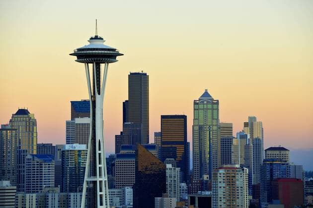 Abendstimmung Skyline Financial District Seattle mit Space Needle, Columbia Center, ehemals Bank of America Tower, Washington Mutual Tower, Municipal Tower, ehemals Key Tower, US Bank Center, Washington, Vereinigte Staaten von Amerika, USA iblimw01724377