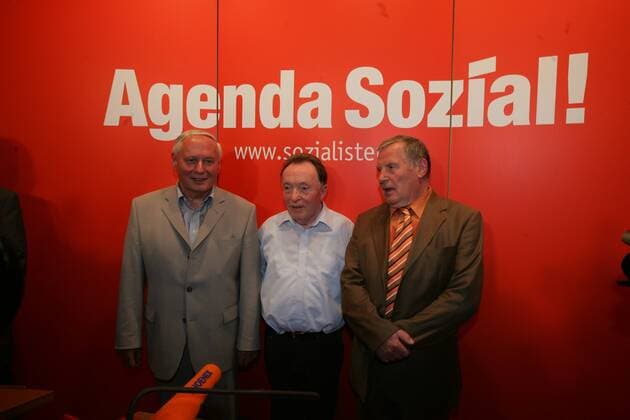 Oskar Lafontaine, Schauspieler Peter Sodann (M.) und Lothar Bisky (PDS, r.) am Montag (04.07.2005) in Berlin.